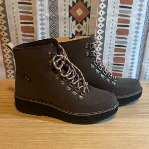Teva midform boot new